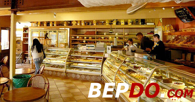 cửa hàng bánh kem đẹp mắt với tủ bảo quản bánh kem 3 tầng kính cong 1200
