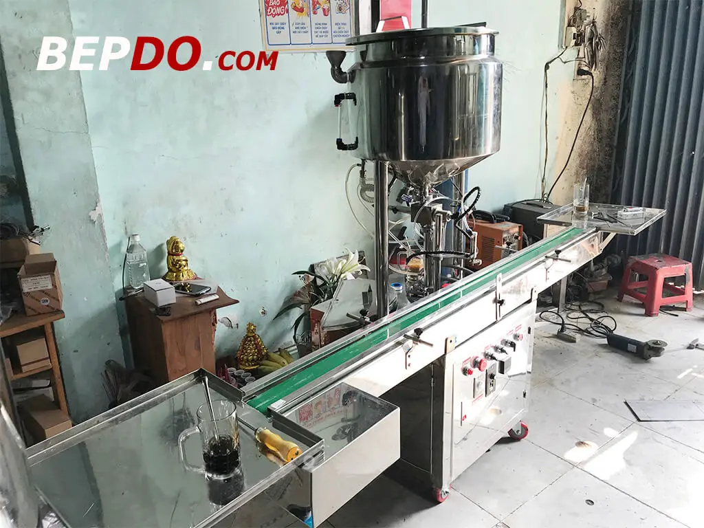 máy chiết rót băng tải Bếp Đỏ